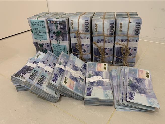 新北市刑大查扣詐騙集團不法所得。（警方提供）