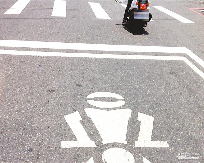 台中市许姓男子驾车占用机车停等区，车头还伸越停止线，遭民眾检举挨罚900元，许男以行车记录器侵害其隐私权，请求撤销处分，法官认举发过程无违背理由，裁定许男上诉不合法，应予驳回。（本报资料照／王煌忠台中传真）