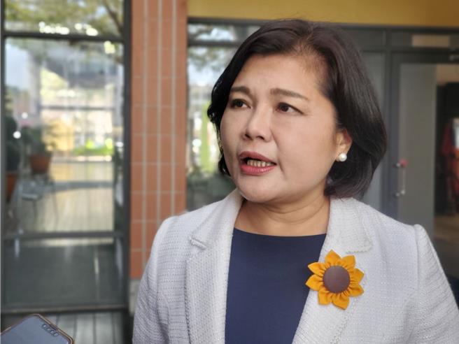 雲林縣長張麗善今（2日）強調，她不是對抗中央，也不是期望重新審查，她是為老藝師發聲，雲林縣的布袋戲是台灣文化瑰寶，即使沒有文化部補助，縣府一樣照原規模辦理，「雲林人是有骨氣的」。（周麗蘭攝）