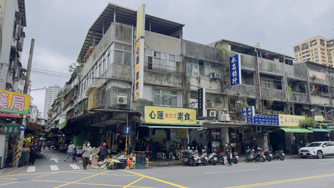 新店惠国市场为民有市场活化专案计画亟欲解决「摊住混居」的典型案例。（图／吕健豪摄）