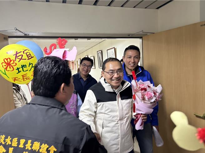 新北市长侯友宜今（2）日下午来到淡水展开行动治理，受到在地里长们热烈欢迎。（刘玮晴摄）