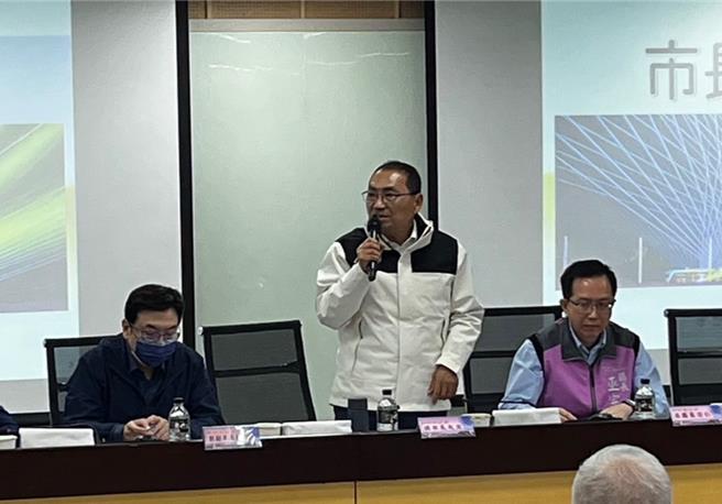 新北市长侯友宜表示，淡水区人口近年不断成长，当前包括淡北道路、淡江大桥都已如火如荼进行中。（刘玮晴摄）