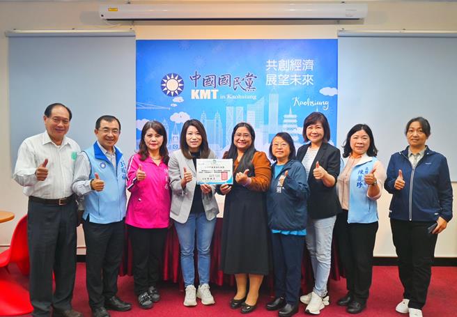 高市議會第4屆第4次臨時會終於正式閉幕，國民黨團2日將臨時會清點期間的黨團議員出席費捐贈給公益團體，希望將議場紛爭轉化成溫暖的力量，一起把黨團議員的愛心傳遞出去。（高市議會國民黨團提供／洪浩軒高雄傳真）