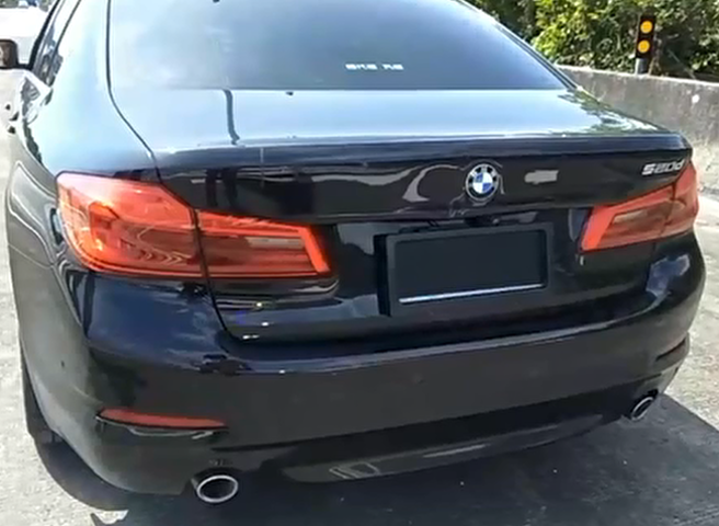1輛BMW後車牌遮蔽行駛在國道5號坪林路段，遭警方當場攔下開單。（翻攝畫面）