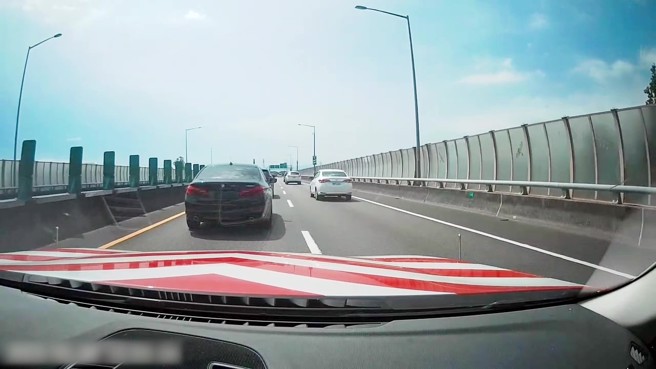 1輛BMW後車牌遮蔽行駛在國道5號坪林路段，遭警方當場攔下開單。（翻攝畫面）