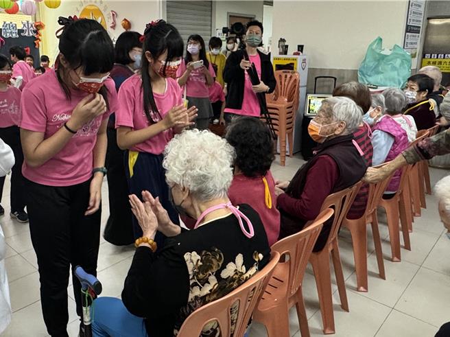 卫福部台中医院2日邀请「好厝边」忠孝国小弦乐团到院演出，带来多首应景春节曲目与电影配乐，学童于演奏结束后向长辈们拜年、发送红包，一句句祝福让长辈们笑得合不拢嘴，画面温馨。（潘虹恩摄）