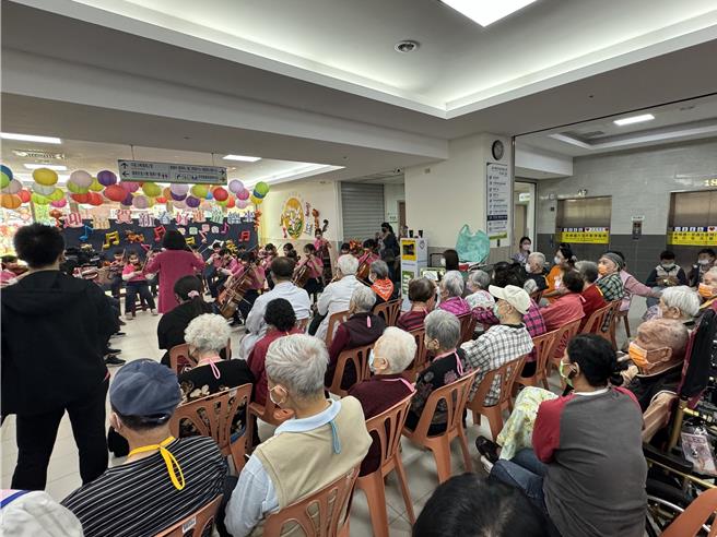 邻近春节前夕，卫福部台中医院2日邀请「好厝边」忠孝国小弦乐团到院演出，为护理之家、日照中心的长辈及看诊民眾带来精彩的音乐飨宴，也增添年节气氛。（潘虹恩摄）