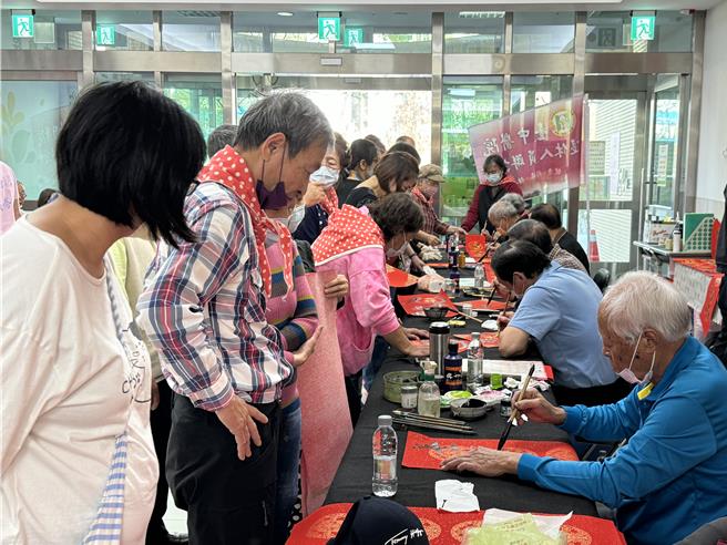 春节将至，卫福部台中医院2日邀请「好厝边」忠孝国小弦乐团到院演出，并于现场举办挥毫赠春联，为护理之家、日照中心的长辈及看诊民眾带来精彩的音乐飨宴，也为原本寧静的大厅增添不少温馨佳节气氛。（潘虹恩摄）