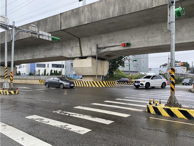 桃园市中坜区高铁南路五段、福达路口，日前发生3死1重伤严重车祸，相关单位、专家学者与地方民代2日下午会勘讨论改善方案。（蔡明亘摄）