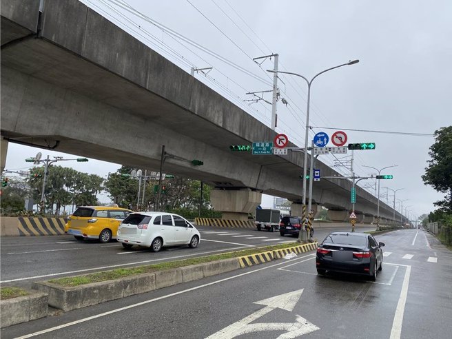 桃园市中坜区高铁南路五段、福达路口，日前发生3死1重伤严重车祸，会勘后决议由中坜工务段协调争取设置偏心左转专用道。（蔡明亘摄）