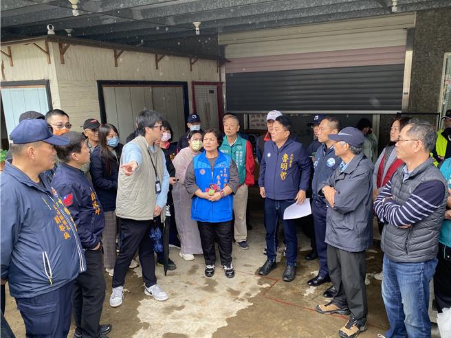 桃园市中坜区高铁南路五段、福达路口，日前发生3死1重伤严重车祸，相关单位、专家学者与地方民代2日下午会勘讨论改善方案。（蔡明亘摄）