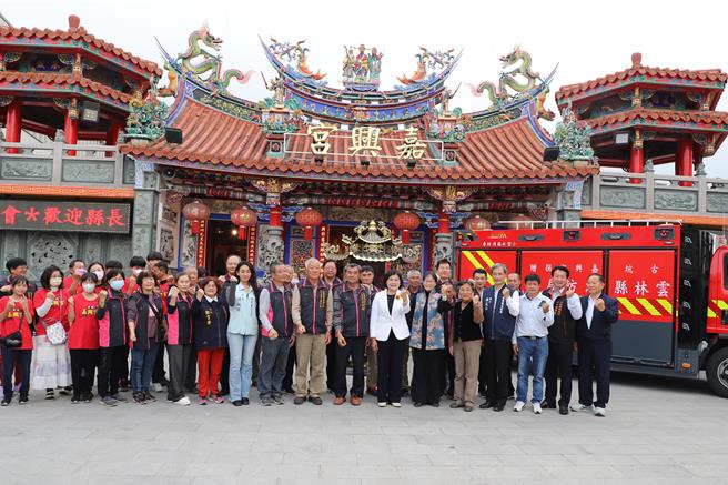 古坑乡山区面积广阔但巷弄却古坑嘉兴宫2日捐赠一辆造价420万元适合古坑地势特性的小型消防水箱车给古坑消防分队，使灭火任务更灵活。（周丽兰摄）