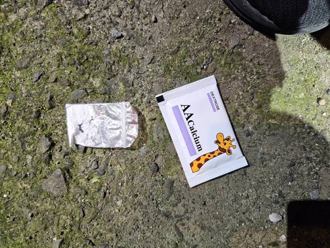 桃園市64歲溫姓男子，自撞牆壁後倒地，褲子口袋發現有一小包毒品海洛因0.65公克。（圖／警方提供）