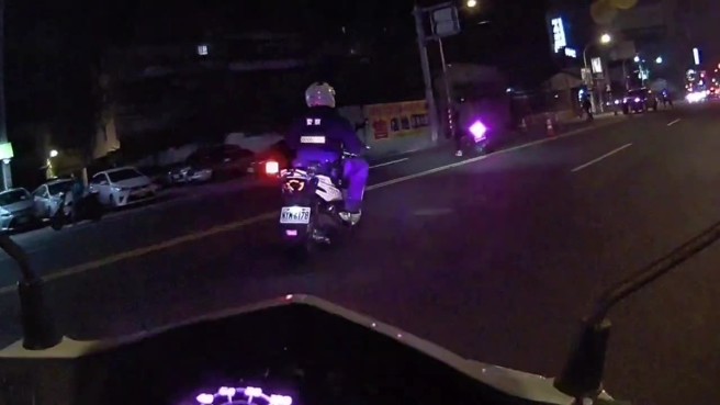 桃園市64歲溫姓男子，因行經號誌路口未減速，被警方攔查，竟狂催油門逃逸，員警一路尾隨一邊通報攔截圍捕。（翻攝畫面）