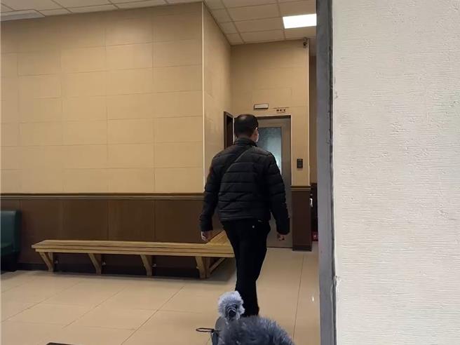 男婴父亲悲伤步入解剖室。（翻摄画面）