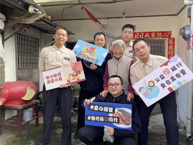 桃園市民政局首度推動替代役公益大使計畫，攜手華山基金會為獨居長者發送愛心年菜及協助清理居家環境。（民政局提供／蔡明亘桃園傳真）