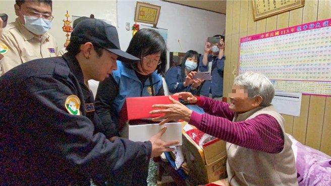 桃園市民政局首推替代役公益大使計畫，在農曆春節前夕，前往獨居長者家中關懷送暖。（民政局提供／蔡明亘桃園傳真）