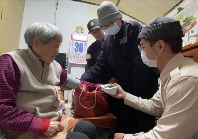 桃園市民政局首推替代役公益大使計畫，在農曆春節前夕，前往獨居長者家中關懷送暖。（民政局提供／蔡明亘桃園傳真）