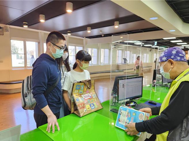 嘉义市政府文化局春节期间举办「龙年贺喜阅读有礼」活动，图为民眾到图书馆借书情形。（嘉义市政府文化局提供／廖素慧嘉市传真）