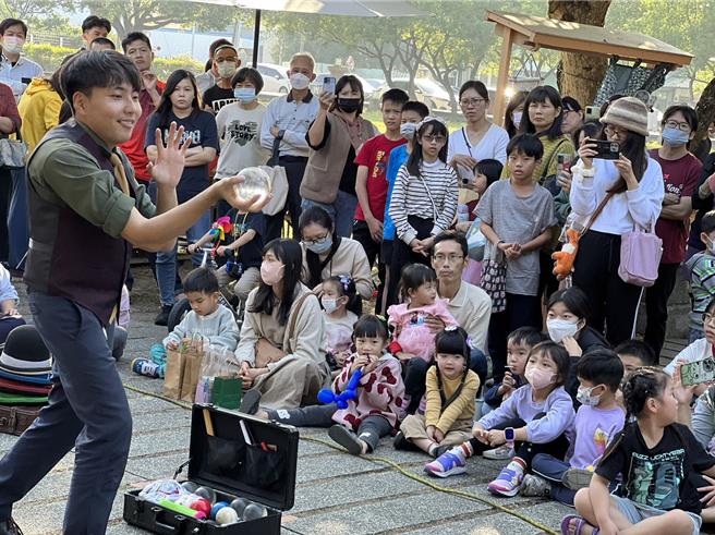 嘉义县民雄日式招待所文创园区春节期间有街头艺人表演。（嘉义县政府提供／廖素慧嘉县传真）