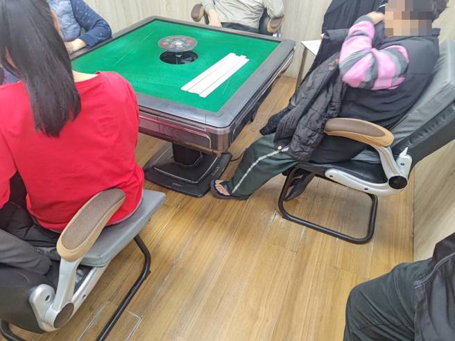 桃園市某棋牌社以合法掩護非法，利用競賽麻將開設賭場，以競技麻將「自摸10台贈送佛跳牆乙份」為噱頭吸引賭客前往。（圖／警方提供）