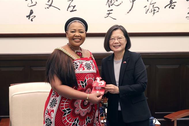 蔡英文总统今（2）日上午接见史瓦帝尼王国外交暨国际合作部长戴柏莉（Pholile Shakantu）暨夫婿。（总统府提供／游念育台北传真）