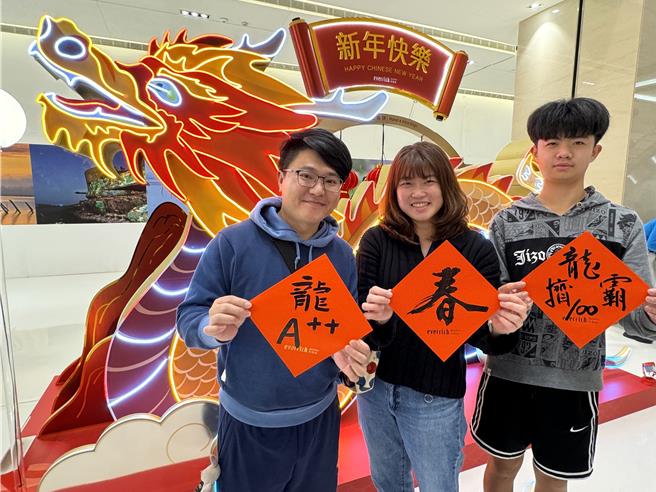 不少民眾慕名排队索取春联，现场还可请仰慕的书法大师帮忙写下自己喜爱的吉祥话，为新年增添好彩头。(于家麒摄)