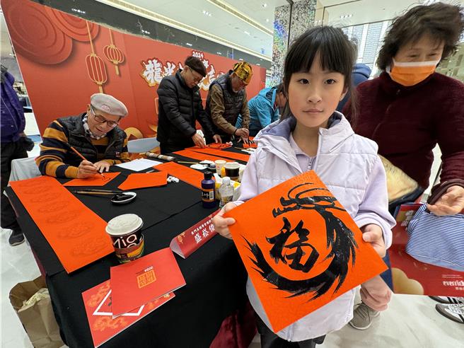 喜爱书法艺术的小朋友也到现场排队，请「偶像」挥毫赐予墨宝带回家留念。(于家麒摄)