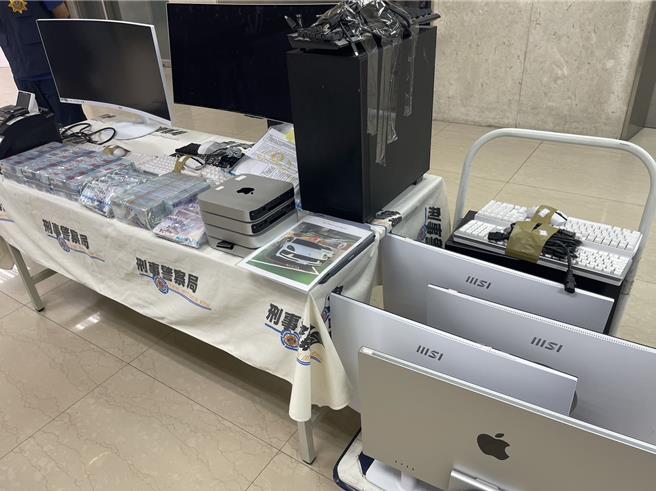 警方查扣现金2600万余元、保时捷1部、USDT2万3912颗、市值约74万元、保险箱、点钞机、相关手机、电脑及文件等赃证物。（图／林郁平摄）