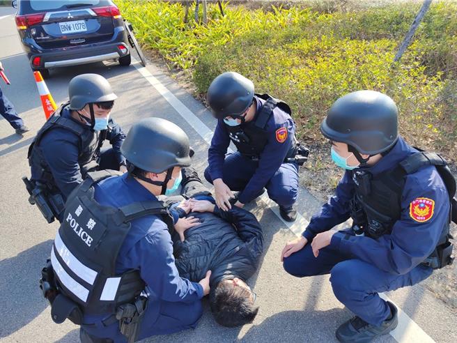 金门县警察局金城分局特别与兆丰银行共同举办防抢演练，由于演练过程逼真，一度还引起民眾围观。(图／金门县警局提供)