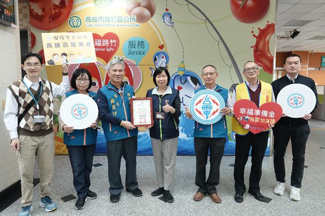 台电高雄区处业务副处长赵淑芬(右4)捐赠急难救助金由路竹区公所区长薛茂竹(左3)代表收受。（图／台电高雄区处）