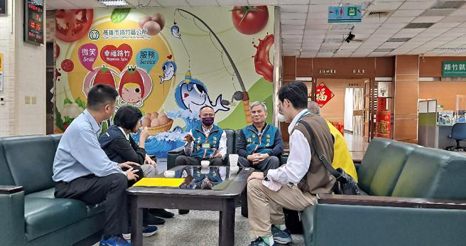 路竹区公所向台电副处长赵淑芬大概说明区内弱势民眾的情况。（图／台电高雄区处）
