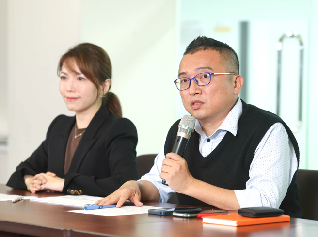 医界大老陈永兴发声证实和柯通电话，民眾党秘书长周榆修（右）、柯文哲办公室发言人陈智菡（左）2日下午针对陈的公开信与相关事件召开记者会，表示民眾党主席柯文哲接到民进党希望合作的意向，也有代表民进党高层人士，希望柯文哲跟陈永兴通电话。（粘耿豪摄）