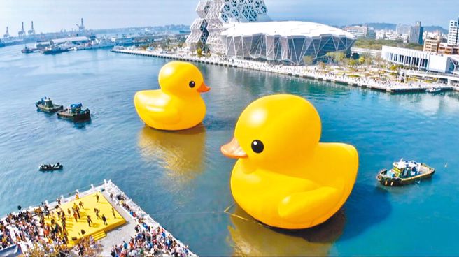 黄色小鸭重返高雄，吸引大批游客，但传出基层员警不满抱怨被要求排班24小时守候，却还没便当吃，被当免费保全使用。(图／高雄市观光局提供)