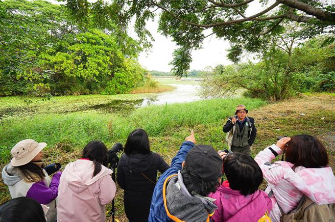 旧铁桥湿地水域辽阔水质清澈，吸引许多鸟类留巢栖息，为赏鸟好去处。图／永丰余提供
