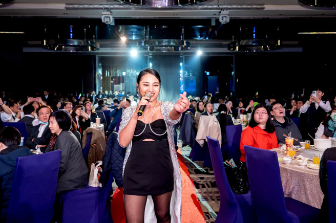 星光歌手葉瑋庭出席有巢氏房屋竹苗區經管會尾牙晚宴，演唱多首動感快歌，炒熱現場氣氛。(圖/ 永慶房產集團提供)
