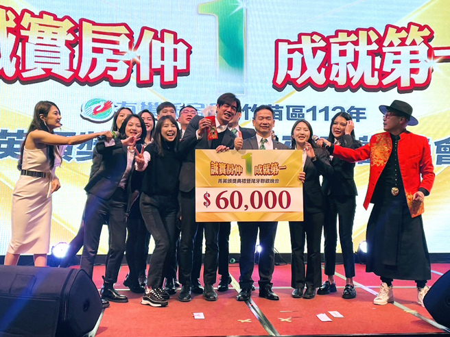 有巢氏房屋竹苗區尾牙準備100份現金紅包，最大獎6萬元現金。圖為幸運中獎者。(圖/ 永慶房產集團提供)