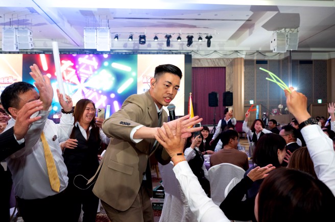 主持人陳大天一開場帶來經典模仿秀，也熱情與永慶不動產、永義房屋夥伴擊掌互動。(圖/ 永慶房產集團提供)

