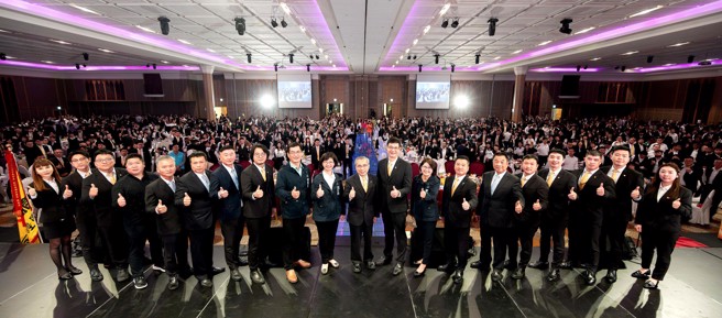 新竹市政府秘書長張治祥(圖左10)、地政處長何憲琪(圖左9)和副處長蔡孟娟(圖右8)也親臨永慶不動產暨永義房屋竹苗尾牙，一起同歡。(圖/ 永慶房產集團提供)
