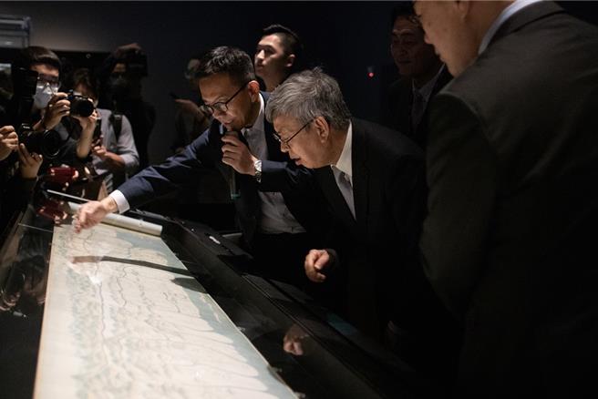 行政院长陈建仁（中）2日在台史博特展中，观赏18世纪末御制台湾原汉界址图。（台湾歷史博物馆提供／程炳璋台南传真）