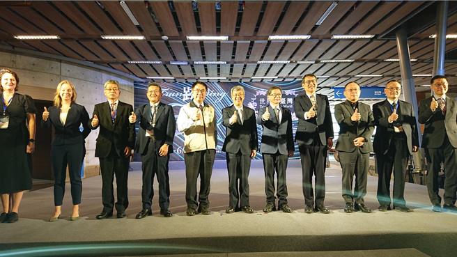 行政院长陈建仁（右六）与台南市长黄伟哲（左五）2日一起参加台湾歷史博物馆的「跨．1624：世界岛台湾」国际特展开展。（程炳璋摄）