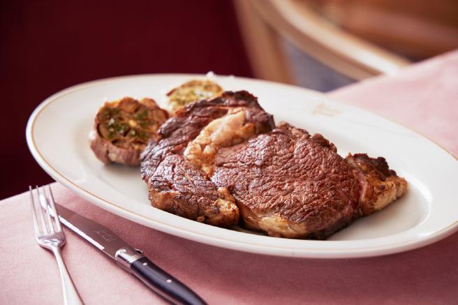 台北喜來登大飯店安東廳情人節套餐中可品嘗到「美國頂級牛肋眼」。（台北喜來登大飯店提供）