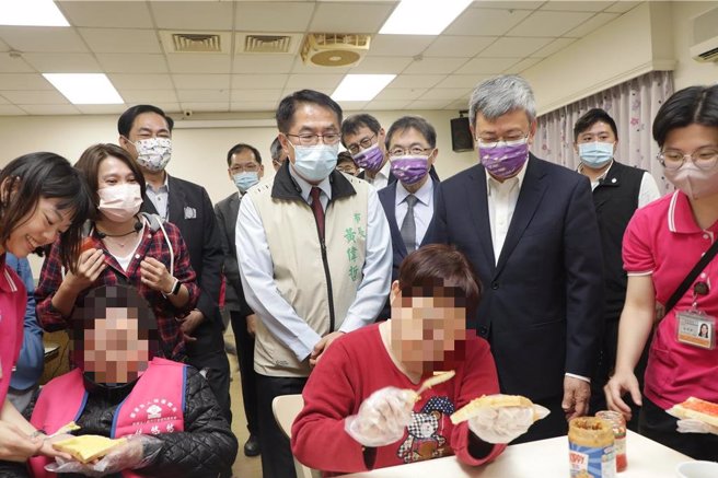 行政院長陳建仁(右二)2日下午參訪台南關廟悠然山莊安養中心，與長者們互動。（台南市政府提供／曹婷婷台南傳真）