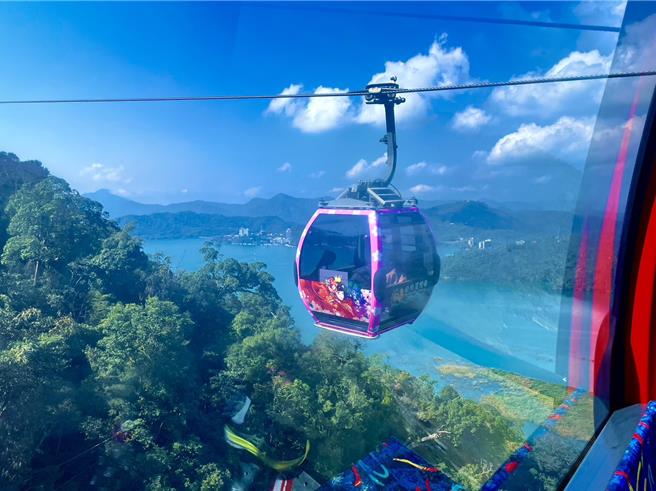 櫻花女王號纜車推出季節限定甜甜櫻花彩妝變身，並同步推出限量櫻花女王號纜車撲滿。（九族文化村提供）