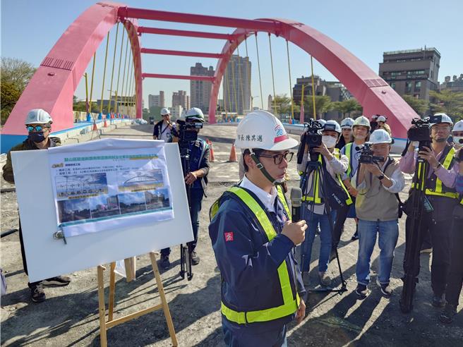 高雄龍德橋日前剛宣布通車，卻被網友嫌醜，工務局表示是搭配周遭地景所設計。（任義宇攝）