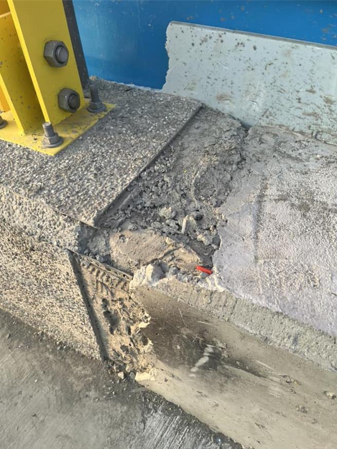 龍德橋被網友發現有出現一些坑洞、破損，以及部份電線裸露瑕疵。（翻攝自臉書社團「反攻大路」／任義宇高雄傳真）