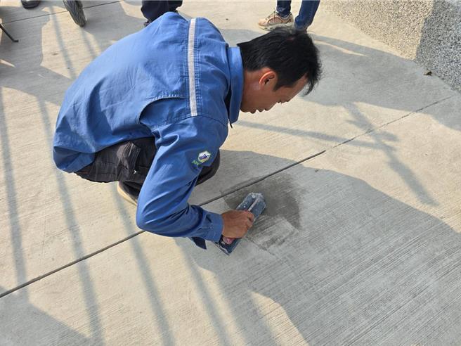 工務局派員修補橋面瑕疵，也說還有許多工程尚在收尾中，預計3月底全數完成。（工務局提供／任義宇高雄傳真）