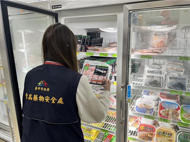 台中市食安處人員日前前往國防部福利事業管理處所屬台中福利站，抽驗國產台糖安心豚梅花肉片（冷凍），結果發現含有不得檢出的瘦肉精西布特羅，數值為0.002ppm，違反《食安法》規定。（中市府提供／潘虹恩台中傳真）
