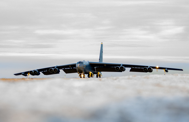 2024年1月30日，達科他州邁諾特空軍基地（Minot Air Force Base） 基地，一架分配到第69轟炸機中隊的 B-52 同溫層堡壘準備起飛。（DVIDS）