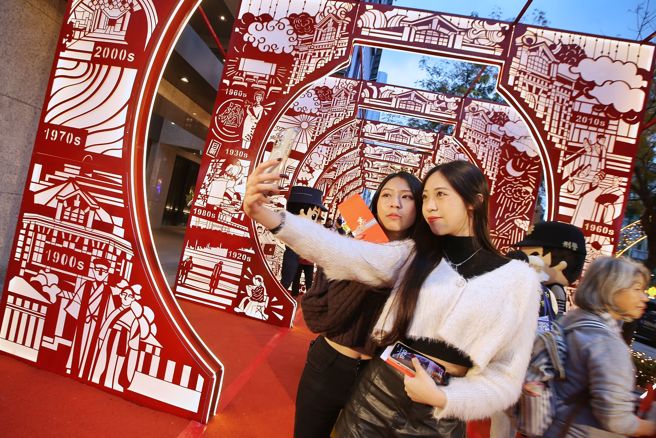 2024台北燈節2日舉行「龍躍光城」 點亮光廊及九小龍亮相記者會，有民眾帶著毛小孩與「暢享魔力瞬間」合影留念。（杜宜諳攝） 